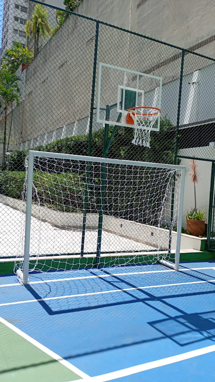 Tabela de basquete instalada em uma quadra poliesportiva de um clube