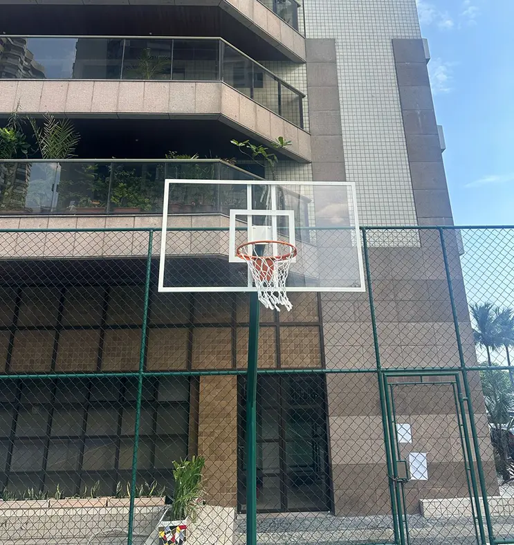 Tabela de basquete instalada em condomínio residensial de alto padrão