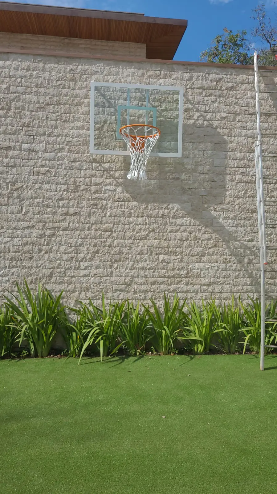 Tabela de basquete instalada em um sítio