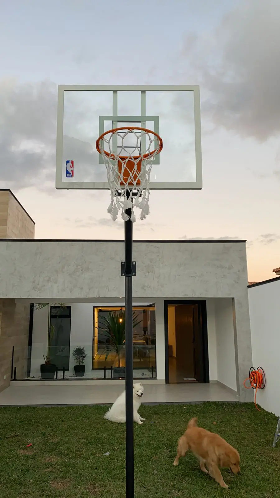 Tabela de basquete instalada em uma casa de campo