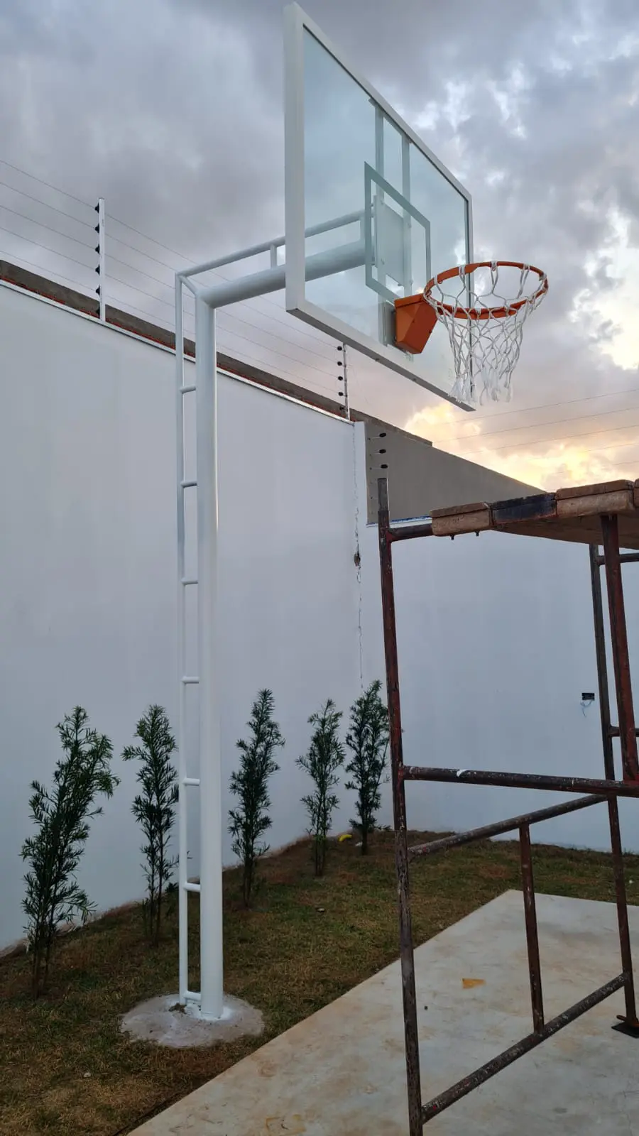 Tabela de basquete instalada em condomínio