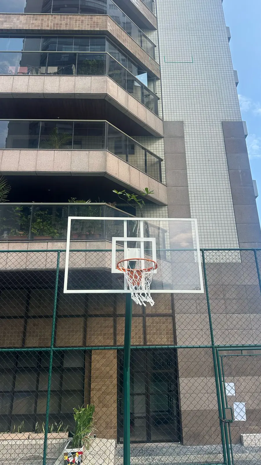 Tabela de basquete de acrílico instalada em condomínio de alto padrão