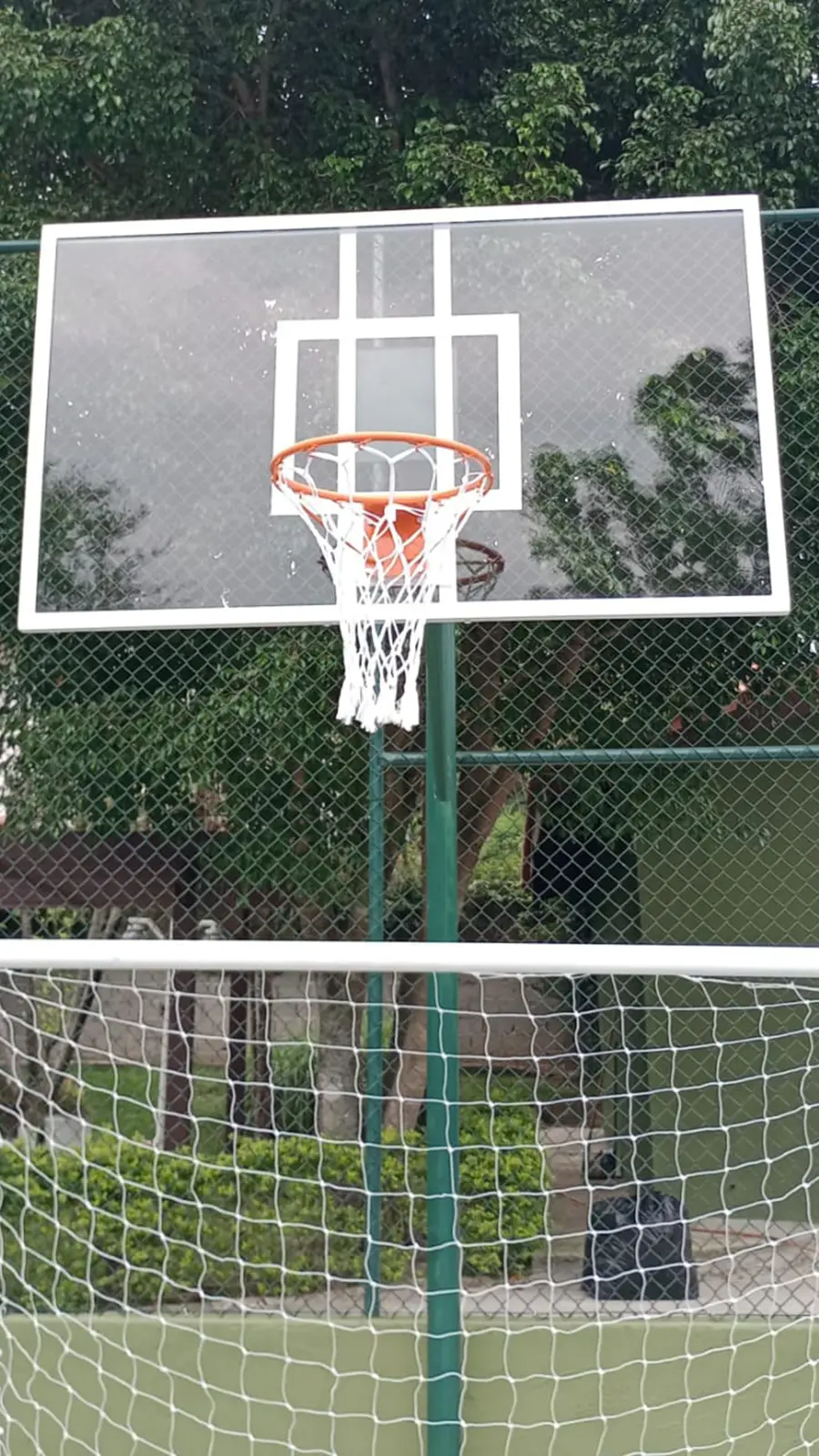 Tabela de basquete de acrílico instalada em um sítio