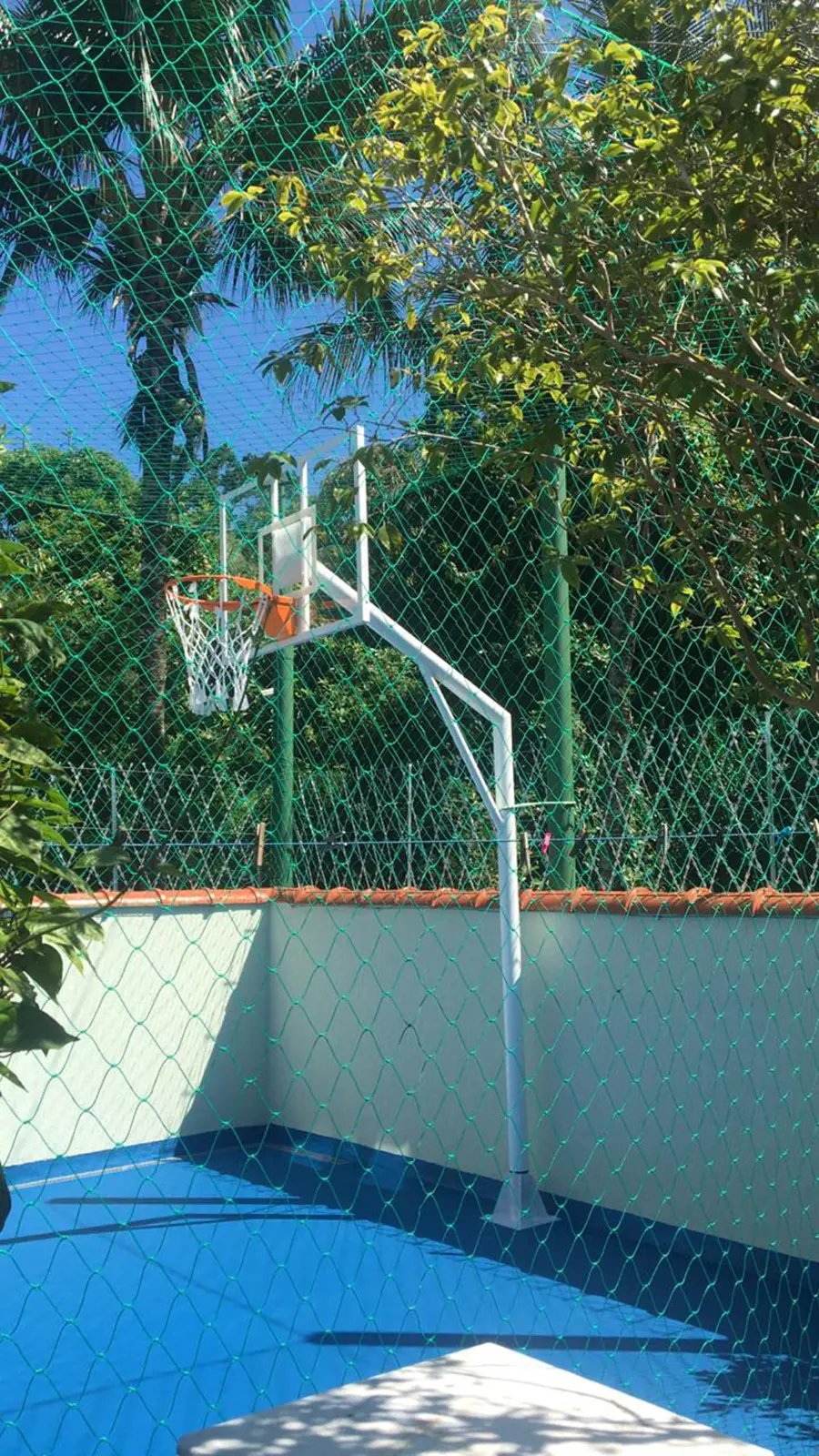 Tabela de basquete de acrílico instalada em um clube