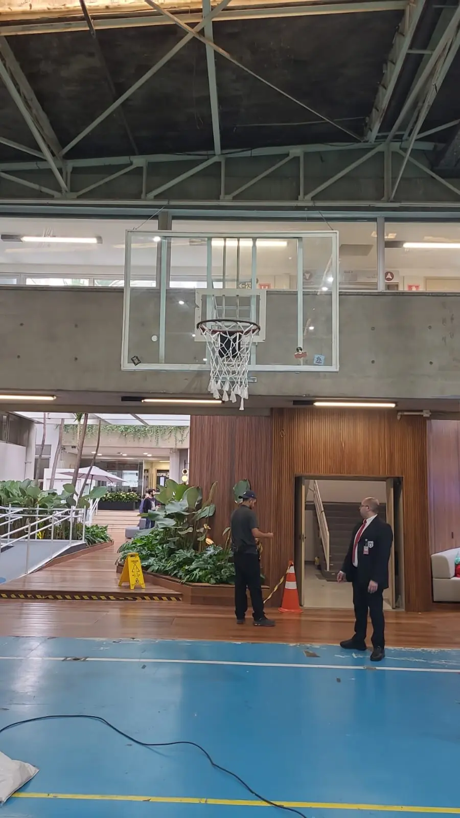 Tabela de basquete de acrílico instalada em um quadra oficial