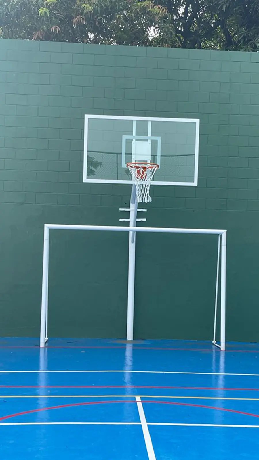 Tabela de basquete de acrílico instalada em uma quadra poliesportiva