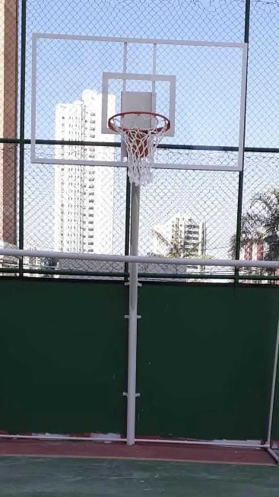 Tabela de basquete de acrílico instalada em condomínio