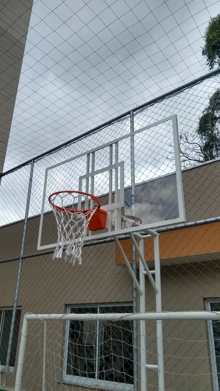 Tabela de basquete de acrílico instalada em condomínio de São Paulo