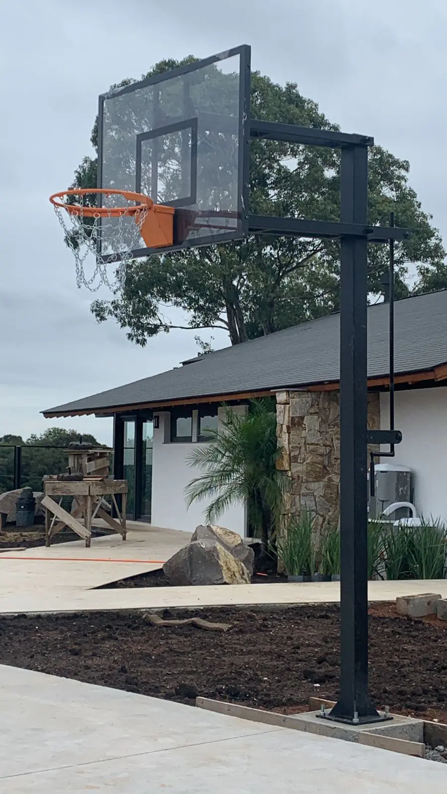 Tabela de basquete de acrílico instalada em uma pousada
