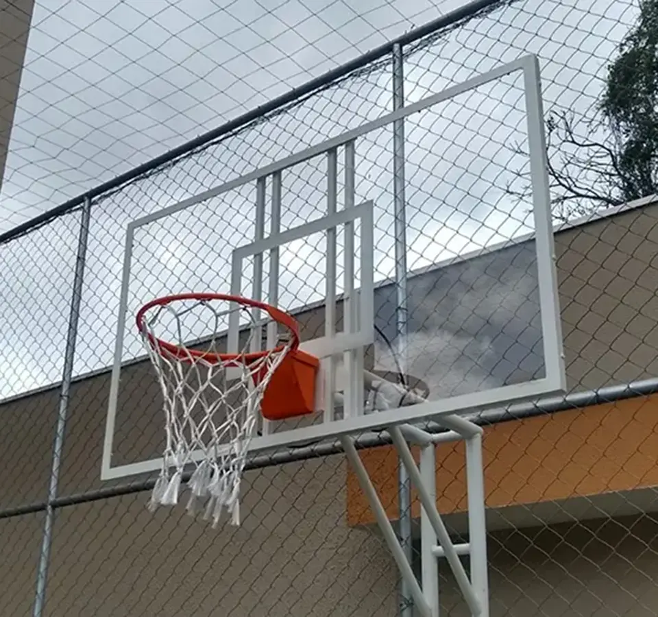 Tabela de Basquete Profissional instala em Quadra Esportiva